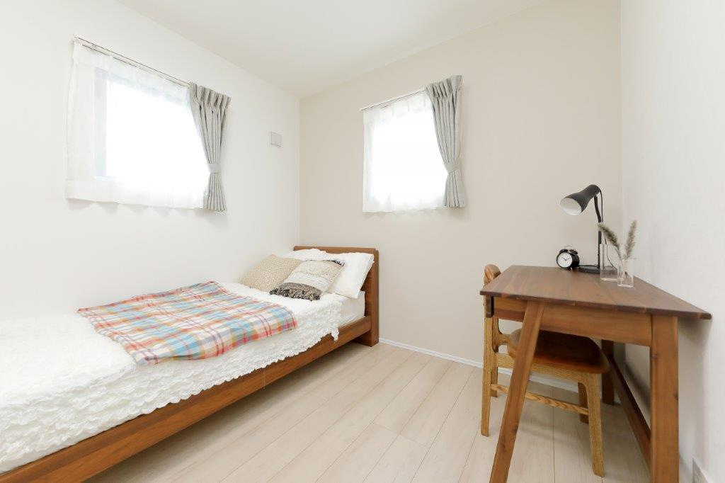 湯川新町一丁目（5期）の洋室|6帖の洋室は二面採光で明るく風通し良好。日差しと風をたっぷり感じる心地よい空間！