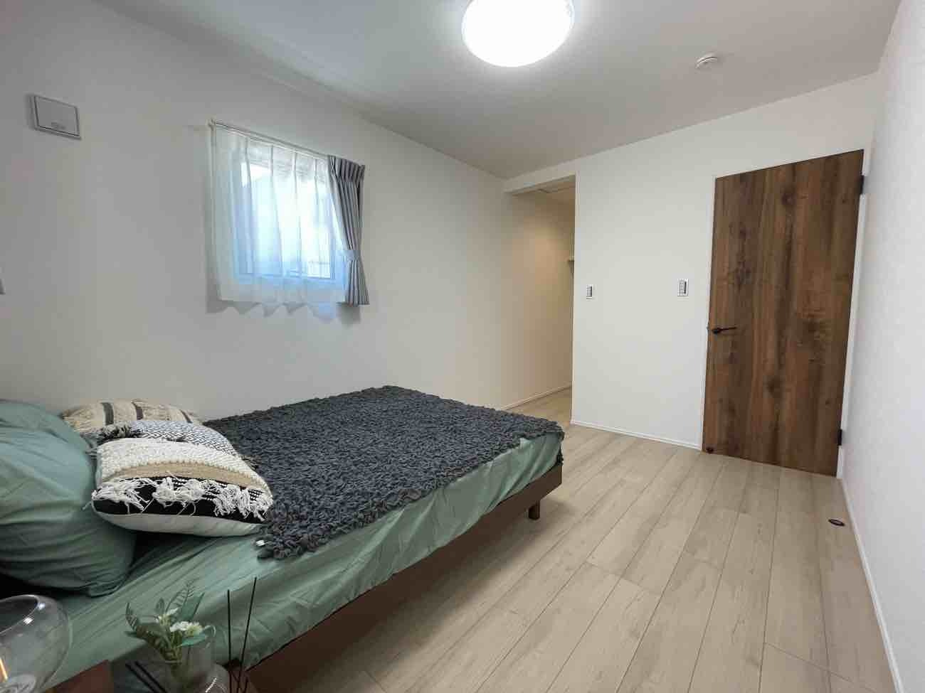 湯川新町一丁目（5期）の洋室|明るく広々とした約6帖の主寝室＋WICで収納たっぷり。