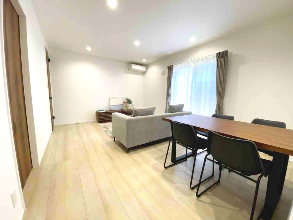 湯川新町一丁目（5期）の居間・リビング|階段を使わずにすべての部屋にアクセスできるため、日常の生活がとても楽です。