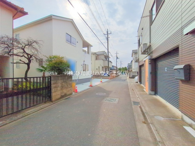 鴻巣市箕田　第6　新築戸建　リーブルガーデン01の前面道路含む現地写真