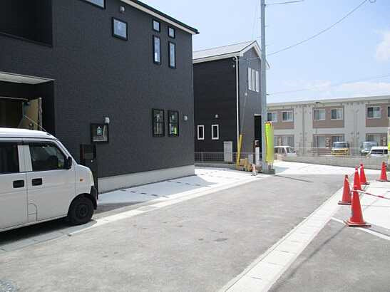 【前面道路含む現地写真】