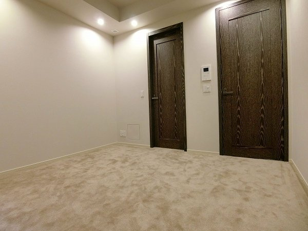 港区三田２丁目の賃貸マンションの洋室