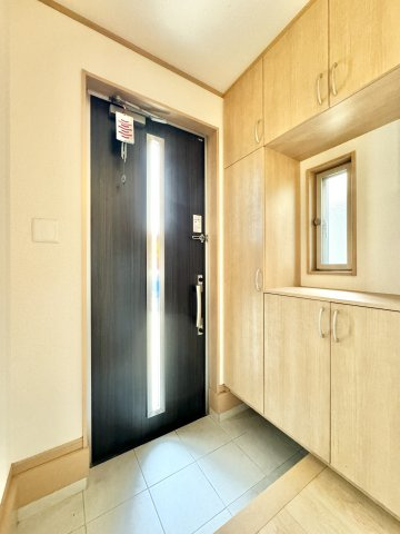 中央区北島町の玄関|玄関にはたっぷり収納できるシューズボックスがついているので、片付いた玄関がキープできます。