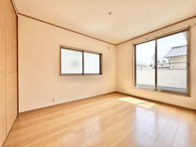 中央区北島町の洋室|2階洋室。2面採光で陽当り良好です。