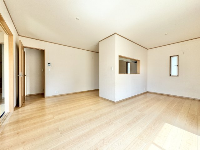 中央区北島町の居間・リビング|LDKは約15帖！3人掛けソファーを置いてもゆとりの広さです！LDKは約15帖！3人掛けソファーを置いてもゆとりの広さです！