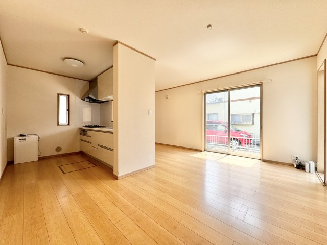 中央区北島町の居間・リビング|優しい色味のフローリングが心地よい空間を創り出してくれます！優しい色味のフローリングが心地よい空間を創り出してくれます！