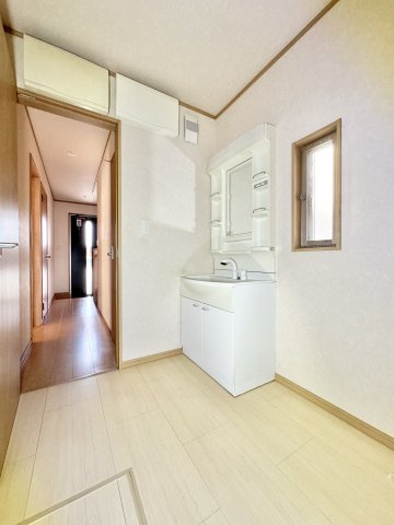 中央区北島町の洗面所|洗面室も広々！お子様と一緒に入っても圧迫感を感じません！