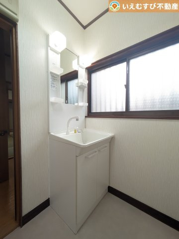 熊谷市本石　中古戸建の独立洗面台|スッキリシンプルな洗面台
お掃除もしやすいシンプルな洗面台！明るく清潔感のある空間♪
