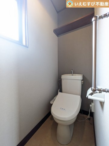熊谷市本石　中古戸建のトイレ|普通の生活で水道代を節約できる節水トイレ
窓付きで明るく、お掃除しやすいシンプルな空間♪