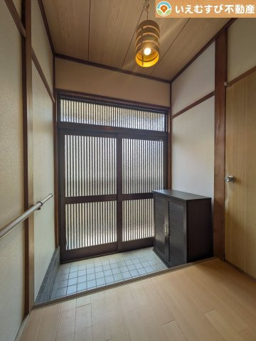 熊谷市本石　中古戸建の玄関|圧迫感の無いシューズボックス
高さは無くても収納力はばっちり。玄関がすっきり片付くので快適ですね！