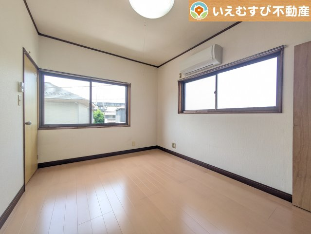 熊谷市本石　中古戸建の洋室|2面採光で明るい居室
たっぷりの採光で自然光の差し込む明るいお部屋！新生活を想像すると楽しみが増しますね♪