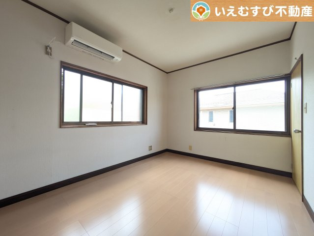 熊谷市本石　中古戸建の洋室|シンプルで明るいお部屋
2面採光で日当り良好！シンプルなお部屋なので自分で家具を選ぶのが楽しみですね！