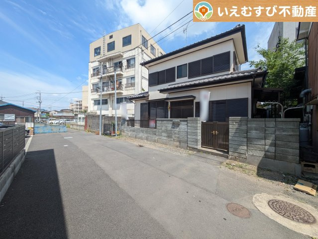 熊谷市本石　中古戸建の前面道路含む現地写真