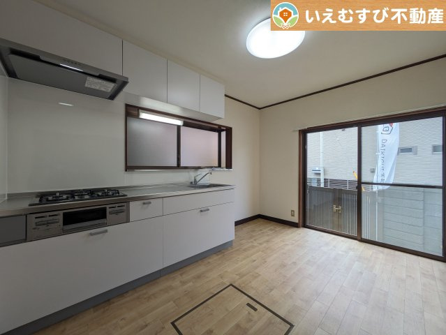 熊谷市本石　中古戸建の居間・リビング|自然光で満たされる明るく開放感溢れるダイニング
たっぷりの採光で明るい空間。家族みんなでくつろげます♪