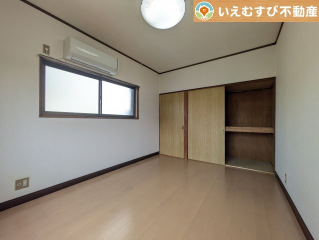 熊谷市本石　中古戸建の洋室|シンプルで明るいお部屋
2面採光で日当り良好！シンプルなお部屋なので自分で家具を選ぶのが楽しみですね！