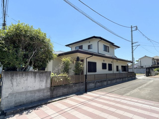 【外観】 | 駐車場拡張で車3台駐車可能。