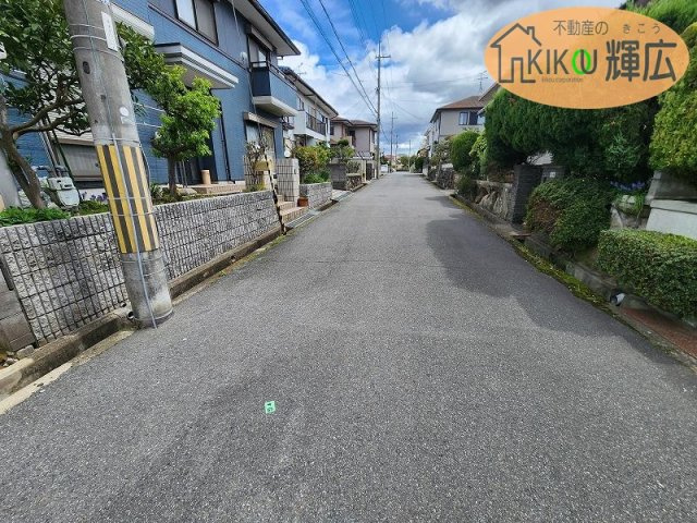 加古川市山手2丁目　土地の前面道路含む現地写真