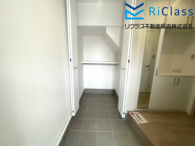 新築戸建　神戸市兵庫区吉田町1丁目の玄関|収納もある玄関です