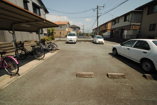 久留米市津福本町のアパートの駐車場