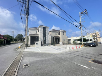 【外観】 | 1号棟　並列駐車3台可♪広々お庭付き♪