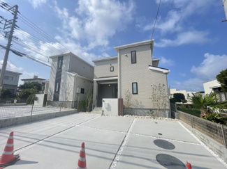 【外観】 | 1号棟　並列駐車3台可♪広々お庭付き♪