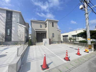 【外観】 | 読谷村宇座Ⅱ（全2棟）ラスト1号棟 | 1号棟　並列駐車3台可♪広々お庭付き♪