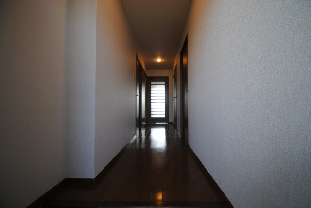 久留米市津福本町の賃貸マンションの玄関