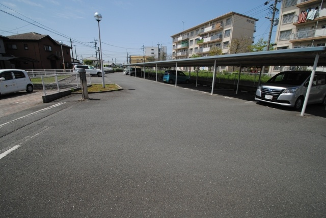 久留米市津福本町の賃貸マンションの駐車場
