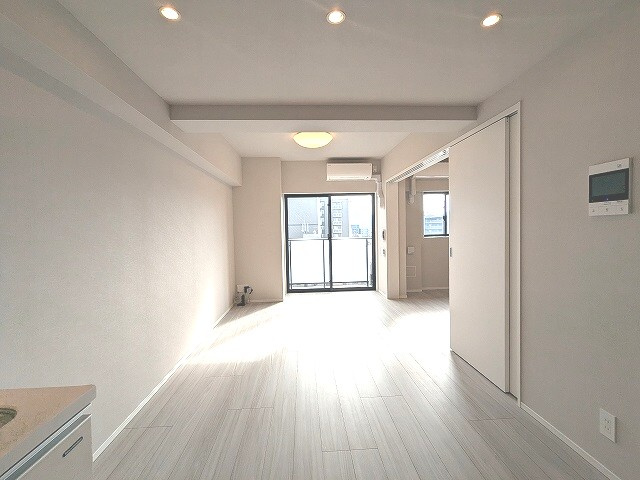 Opus Residence上野元浅草の居間・リビング|南向き、エアコン照明付き