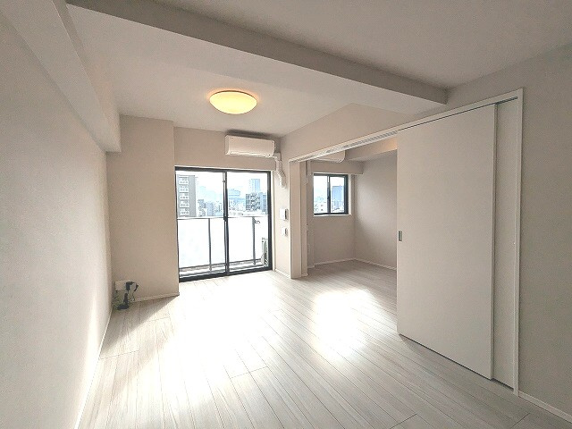 Opus Residence上野元浅草の設備|リビングと4帖洋室、南向き、エアコンと照明付き