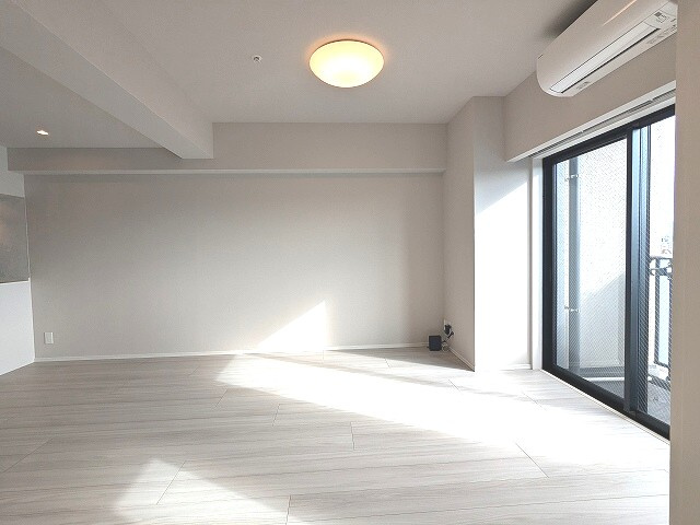 Opus Residence上野元浅草の設備|リビング、南向き、エアコン照明付き