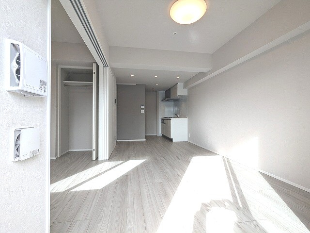 Opus Residence上野元浅草の設備|リビング、南向き、エアコン照明付き