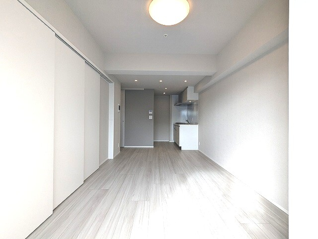 Opus Residence上野元浅草の設備|リビング、南向き、エアコン照明付き