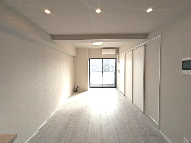Opus Residence上野元浅草の設備|リビング、南向き、エアコン照明付き