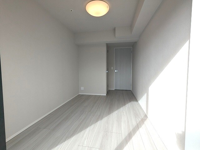 Opus Residence上野元浅草の設備|6帖洋室、エアコン照明付き、南向き