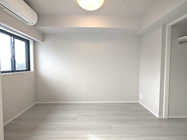 Opus Residence上野元浅草の設備|4帖洋室、南向き、エアコン照明付き
