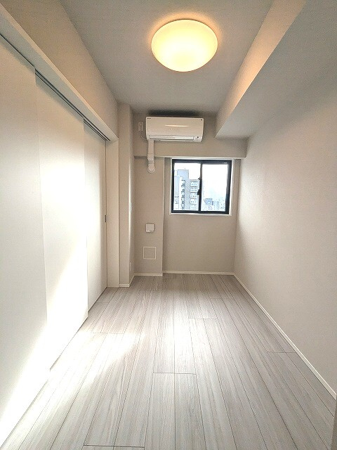 Opus Residence上野元浅草の設備|4帖洋室、南向き、エアコン照明付き