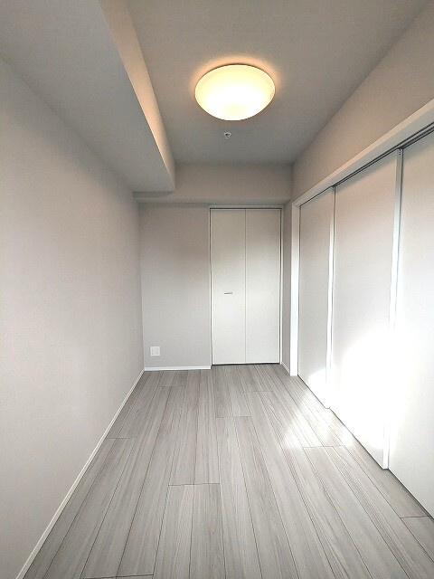 Opus Residence上野元浅草の設備|4帖洋室、南向き、エアコン照明付き