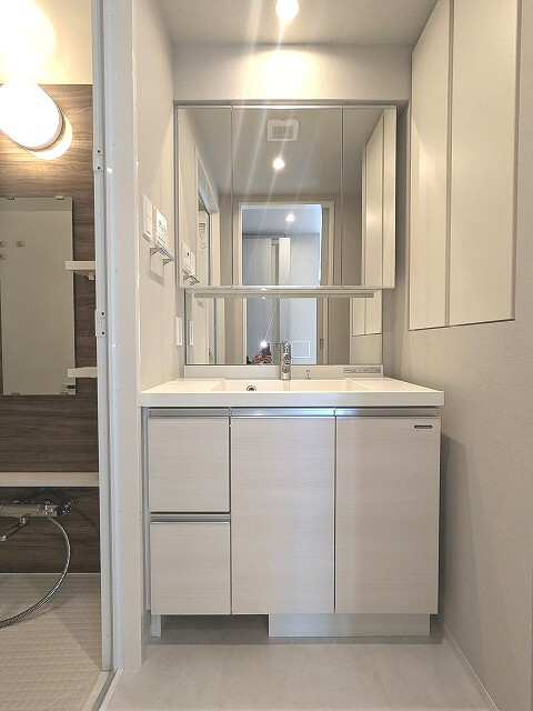 Opus Residence上野元浅草の設備|三面鏡付・ハンドシャワー付の独立洗面台、洗面台下にヘルスメーターストック付き
