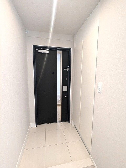 Opus Residence上野元浅草の設備|ディンプルキーダブルロックセキュリティ、玄関に姿見鏡付き、人感センサー付玄関ライト
