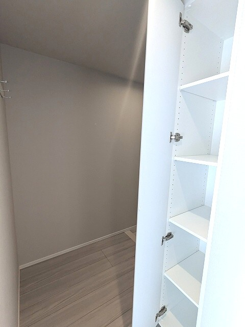 Opus Residence上野元浅草の設備|玄関廊下にコートフックと収納付きです