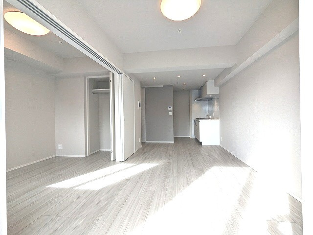 Opus Residence上野元浅草の内装|リビングと4帖洋室、南向き、エアコン照明付き