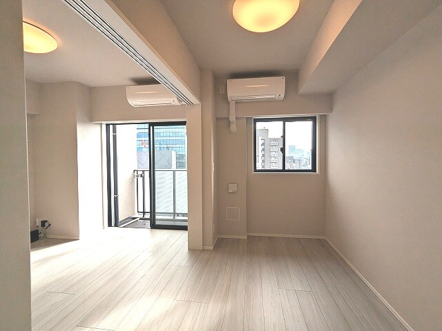 Opus Residence上野元浅草のバルコニー|4帖洋室とリビング、エアコン照明付き、南向き向き