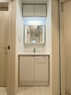 【洗面所】 | 杉並区下井草三丁目戸建 | 忙しい朝には欠かせない洗面所です