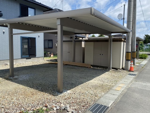 河北町谷地字十二堂　中古住宅の駐車場|カーポート付きです。