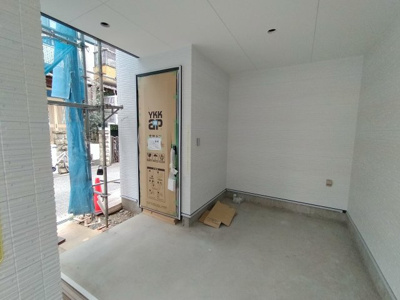 【外観】 | 港区市岡３丁目新築戸建 | 大阪市内の主要エリアはもちろん、大和路快速や紀州路快速などの快速電車を使用すれば奈良方面、和歌山方面へも乗り換えなしで行ける交通至便な「弁天町」駅が最寄り！車庫付きの2SLDKです。