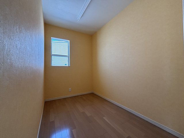 高知市瀬戸南町　中古一戸建の洋室|２面採光で明るく風通しの良い快適な空間！衣類はもちろん、季節物の収納にも大活躍の大容量収納。