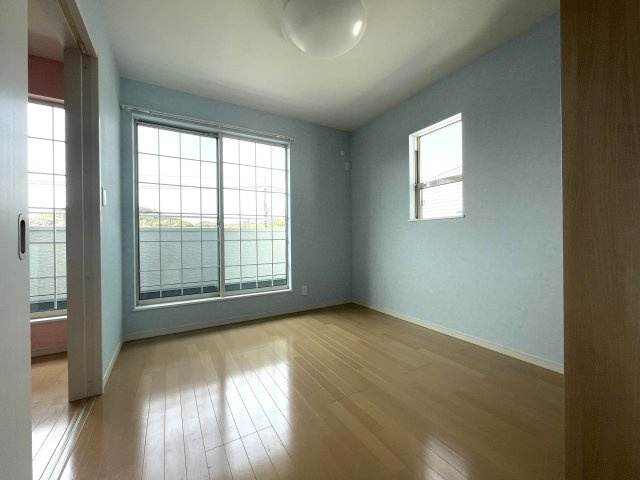 高知市瀬戸南町　中古一戸建の洋室|おしゃれな家具や観葉植物もよく映える内装です♪