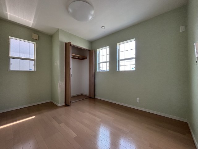 高知市瀬戸南町　中古一戸建の洋室|三面採光で一日中明るく、風通しも良好な快適空間！衣類や日用品もしっかり収納できて生活感を抑えられます。