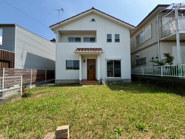 高知市瀬戸南町　中古一戸建の庭|広いお庭付きの可愛い外観のお家です♪